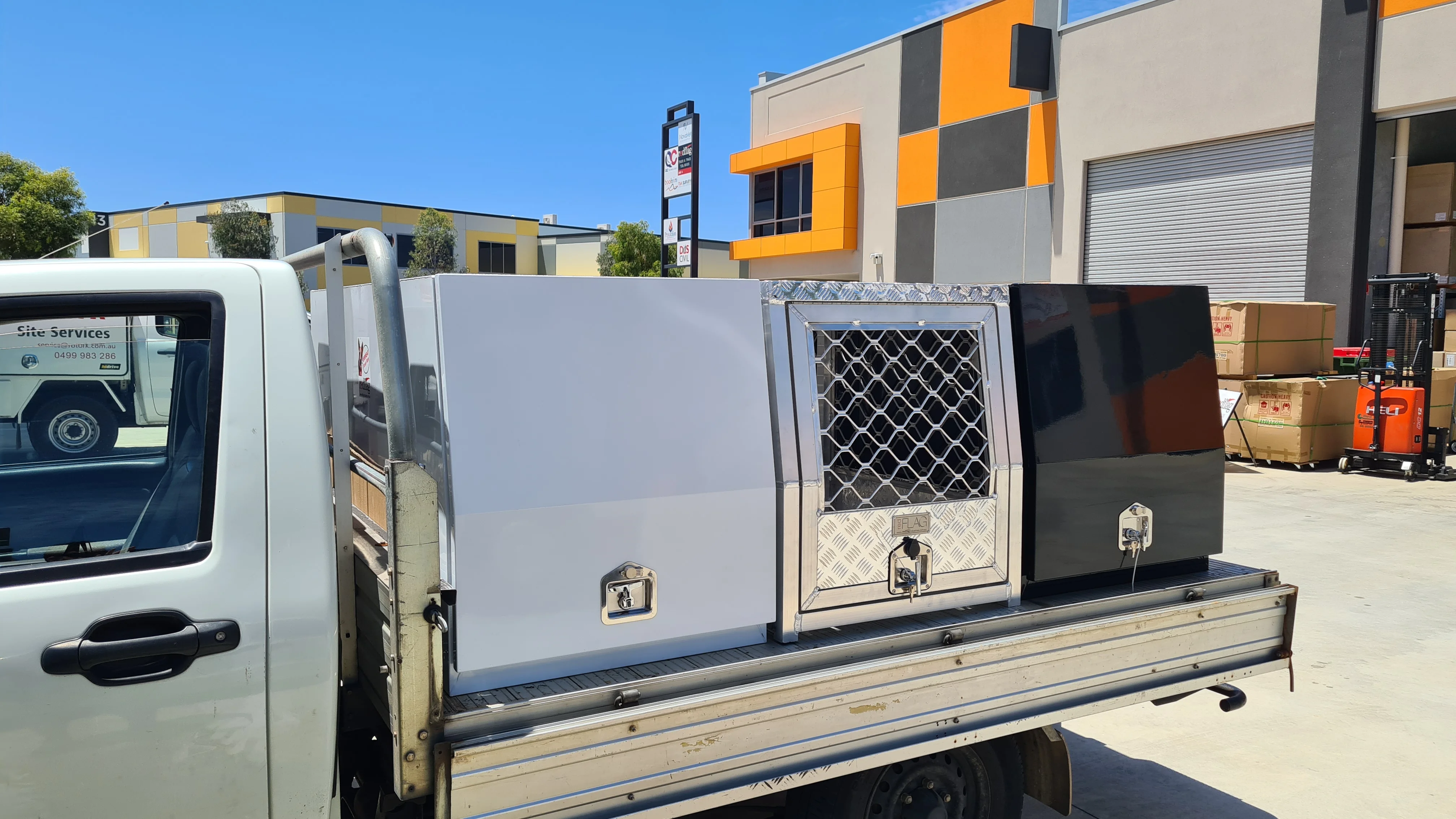 DBCMB1690 - Aluminium Dog Box